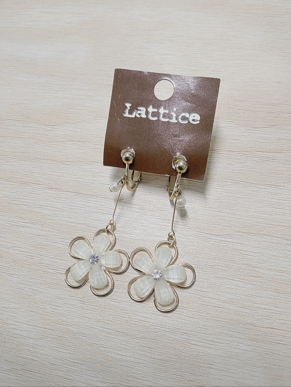[NEW] White Floral Drop Clip-on Earrings - Gold Tone